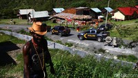 TNI-Polri melakukan patroli pengamanan menggunakan kendaraan roda empat.