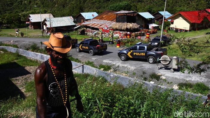 Melihat Pengamanan TNI-Polri di Papua Personel TNI-Polri terus melakukan pengamanan di Papua. Pengamanan itu dilakukan untuk memberikan rasa aman kepada warga dari kelompok kriminal separatis bersenjata (KKSB).