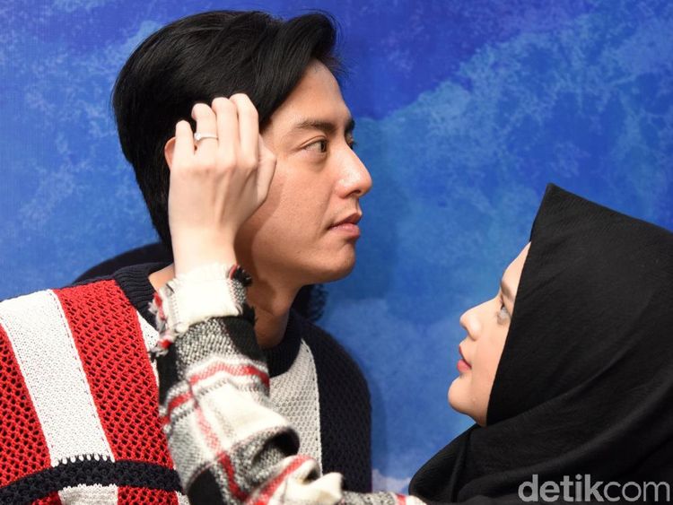 So Sweet! Saat Cut Meyriska Membenarkan Rambut Roger Danuarta