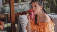 Pola makan sehat itu dijalani oleh Olivia Jansen dengan sangat konsisten. Buktinya sedang berada di kafe mewah pun, pesanan makanannya sangat sehat, yaitu jus buah naga. Foto: Instagram @oliviajansen