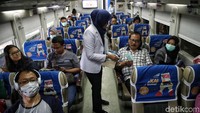 Tak hanya di stasiun, para petugas kesehatan PT KAI juga menggelar sosialisasi di dalam gerbong kereta. Hal itu dilakukan agar seluruh pengunjung di Stasiun Gambir mendapat pengetahuan dan arahan terkait langkah-langkah mencegah terinfeksi virus corona.