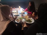 Pengunjung menikmati hidangan di lantai 2 kafe yaitu ruang non-smoking.