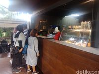 Pengunjung yang antre untuk memesan makanan dan minuman.