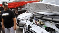 Wali Kota Semarang Hendrar Prihadi mengecek dua mobil Esemka yang telah dibeli Pemkot Semarang.