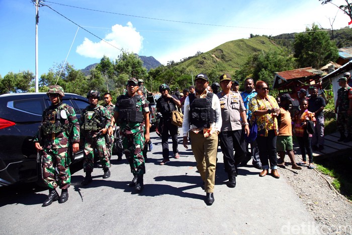 Anggota DPR Yan Permenas Mandenas Tinjau Pos Pengamanan di Papua Anggota Komisi I DPR dari Fraksi Gerindra Yan Permenas Mandenas melakukan kunjungan kerja ke Papua. Dia meninjau pos-pos pengamanan di Desa Tingginambut, Puncak Jaya.
