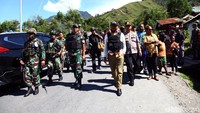 Yan Permenas meninjau pos pengamanan di Desa Tingginambut dengan didampingi Dandim Lekol Inf Agus Sunaryo dan Kapolres Puncak Jaya AKBP Pol Mikail.