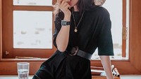 Olivia Jansen menjalani pola makan sehat dengan memakan satu buah apel dalam sehari. Lihat posenya saat memakan buah apel ini, cantik dan langsing ya. Foto: Instagram @oliviajansen