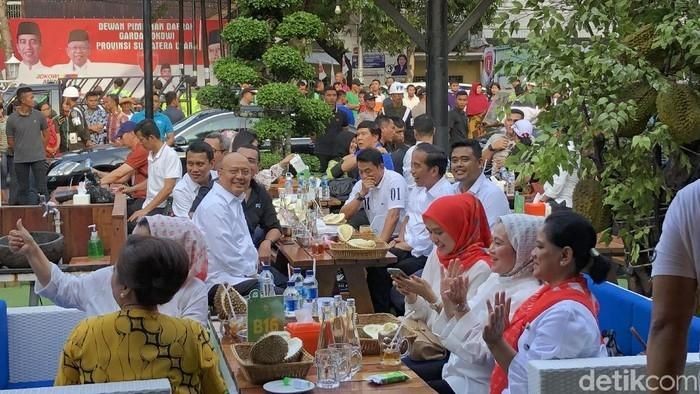 Jokowi makan durian