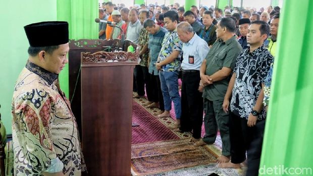 Saat Mendagri Tito Karnavian jadi imam salat jumat/