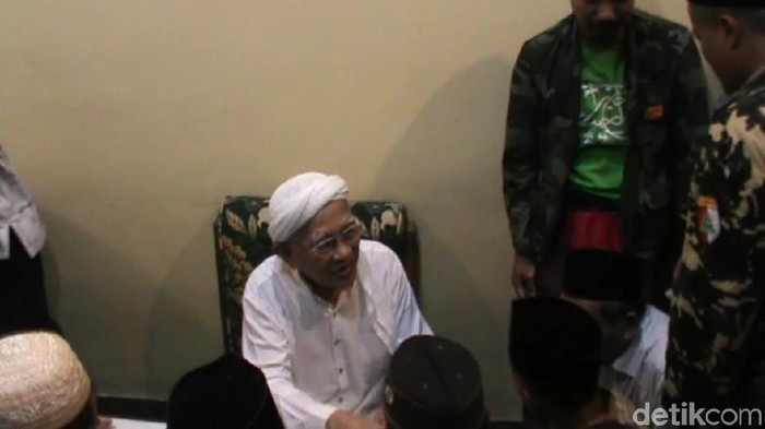 KH Ahmad Mustofa Bisri atau Gus Mus