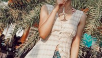 Di foto ini, penampilan Olivia Jansen begitu cantik. Posenya eksotis sambil memegang segelas minuman. Foto: Instagram @oliviajansen