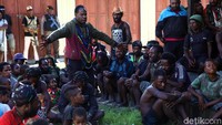 Yan Permenas Mandenas dan warga berdialog soal keamanan di Papua.