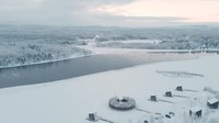 Ada dua musim, panas dan dingin. Saat musim dingin, air sungai akan membeku dan di sinilah pengunjung bisa melihat keindahan aurora (Arctic Bath/facebook)