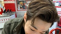 Tak hanya terkenal sebagai raja gombal, Henry Lau juga terkenal dengan sifatnya yang menyenangkan. Lihat saja saat ia menyantap burger dari In N Out Burger yang tampak menyenangkan serta lahap. Foto: Instagram @henryl89