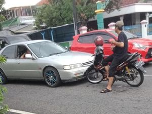 Teka-teki Sosok Pemotor Santuy yang Viral Hadang Mobil di Klaten