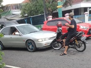 Teka-teki Sosok Pemotor Santuy yang Viral Hadang Mobil di Klaten