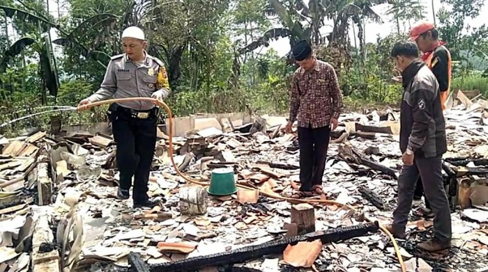 Rumah panggung di Sukabumi hangus terbakar