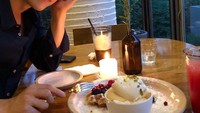 Pria ini pernah bergabung dengan program reality show di Korea Selatan yaitu We Got Married. Dalam program tersebut ia bertingkah manis dengan pasangan virtual-nya. Bahkan di foto ini ia terlihat manis dan romantis dengan hidangan dessert berupa waffle dan es krim vanilla yang sedang ia santap. Foto: Instagram @henryl89