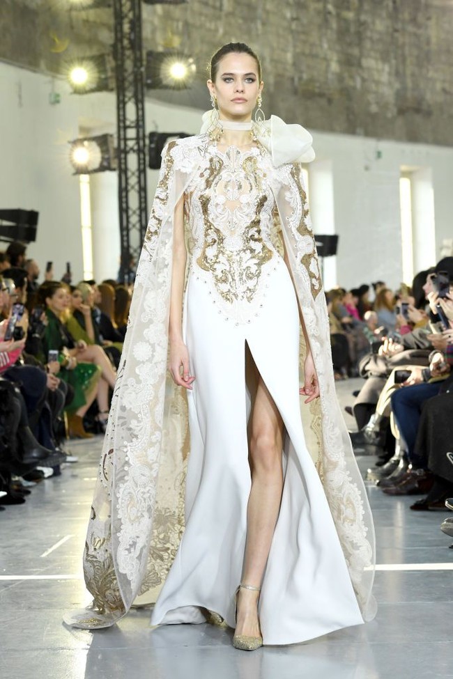 Desainer Elie Saab menampilkan koleksi gaun pengantin di Paris Fashion Week Couture Spring 2020, Prancis. [Photo by Pascal Le Segretain/Getty Images].