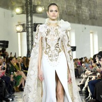 Desainer Elie Saab menampilkan koleksi gaun pengantin di Paris Fashion Week Couture Spring 2020, Prancis. [Photo by Pascal Le Segretain/Getty Images].