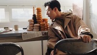 Tak hanya pandai bernyanyi, Henry Lau sangat multi-talenta karena ia juga bisa menulis lagu dan memproduksi sebuah lagu. Ini pose lucu dan menggemaskan Henry Lau bersama donat yang menggiurkan. Foto: Instagram @henryl89