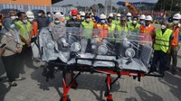 Petugas Kantor Kesehatan Pelabuhan (KKP) mempersiapkan Kapsul evakuasi atau isolation chamber digunakan untuk orang yang diduga mengalami gejala virus corona di pelabuhan IPC Panjang, Bandar Lampung, Lampung. Petugas Kantor Kesehatan Pelabuhan (KKP) juga melakuakan pengecekan suhu tubuh (thermoscan) terhadap anak buah kapal (ABK) yang berlabuh di pelabuhan IPC Panjang Bandar Lampung. ANTARA FOTO/Ardiansyah.