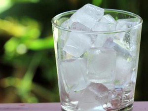 Hati-hati! Kebiasaan Ngunyah Es Batu Ternyata Indikasi Gangguan Ini