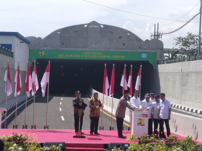 Jokowi didampingi beberapa menteri meresmikan Underpass YIA Kulon Progo, Jumat (31/1/2020).