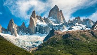 Gunung Fitz Roy terletak di Patagonia dan menjadi perbatasan antara Argentina dengan Chili. Gunung setinggi 3.358 meter ini puncaknya terlihat meruncing tajam dengan bentuk tidak beraturan. (iStock)