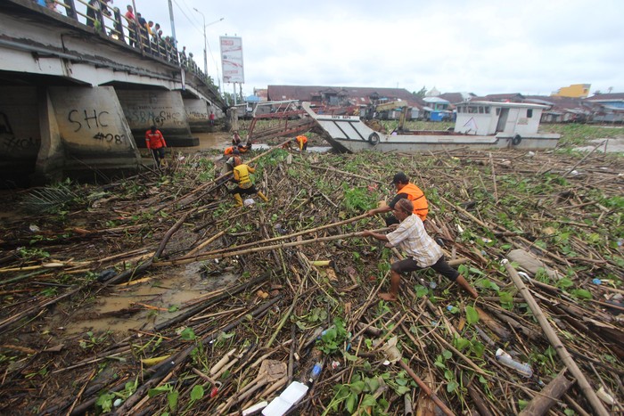 Membersihkan Sampah di Sungai Kalimantan Selatan Sampah membuat transportasi air di sungai yang berada di kawasan Kalimantan Selatan terganggu. Petugas dan warga pun membersihkan sampah-sampah itu.