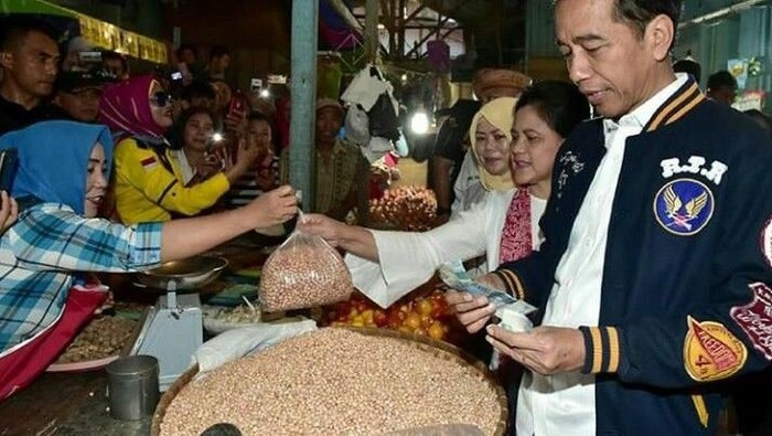 Jokowi makan durian
