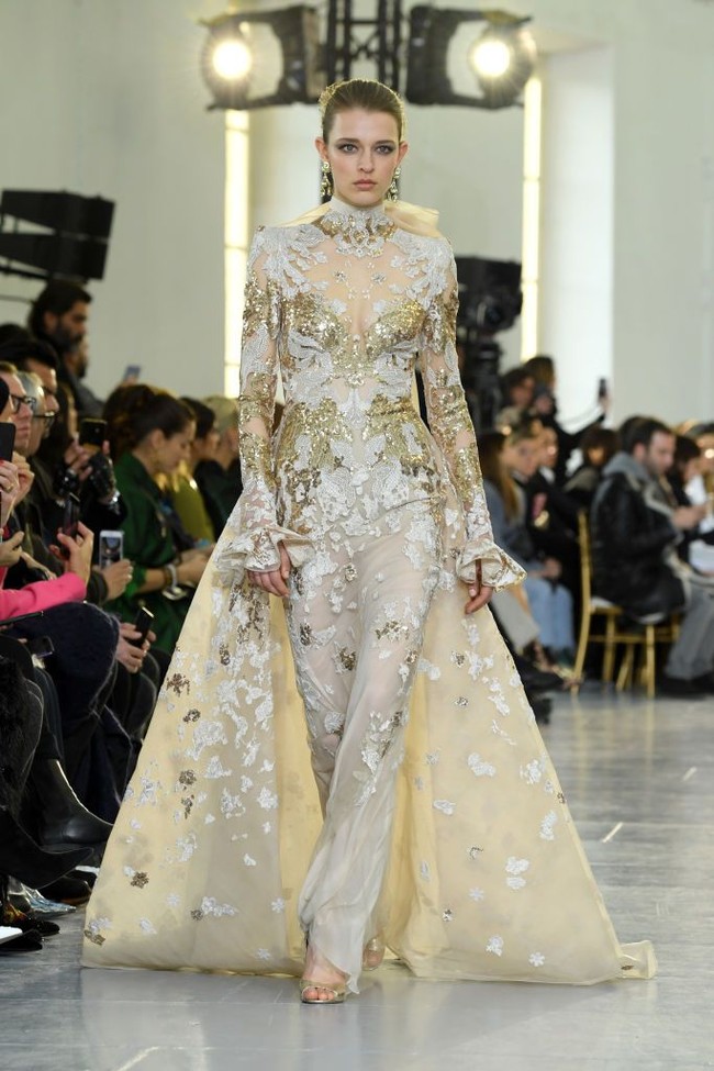 Desainer Elie Saab menampilkan koleksi gaun pengantin di Paris Fashion Week Couture Spring 2020, Prancis. [Photo by Pascal Le Segretain/Getty Images].