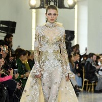 Desainer Elie Saab menampilkan koleksi gaun pengantin di Paris Fashion Week Couture Spring 2020, Prancis. [Photo by Pascal Le Segretain/Getty Images].