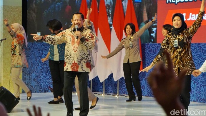 Ada yang menarik dalam launching Anjungan Dukcapil Mandiri (ADM) di Grand City, Surabaya. Di akhir acara, Mendagri Tito Karnavian turut menyumbangkan suaranya.