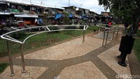 Tak heran, sejumlah warga kerap duduk-duduk sambil mengobrol di RTH tersebut.