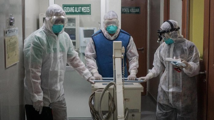 Begini Simulasi Penanganan Pasien Virus Corona di Indonesia Kegiatan simulasi penanganan virus corona dilakukan di sejumlah rumah sakit di beberapa wilayah di Indonesia. Berikut foto-fotonya.