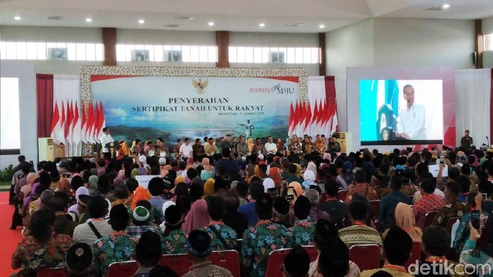 Presiden bagi-bagikan sertifikat tanah di Kulon Progo, Jumat (31/1/2020).