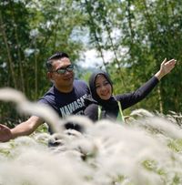 Ridwan Kamil bersama istri di Desa Wisata Cinunuk Wanaraja Garut, bergaya romantis
