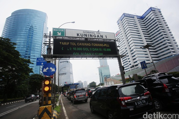 Kendaraan melintasi tol dalam kota di Jalan Gatot Subroto, Jakarta, Jumat (31/1/2020). Mulai 1 Februari 2020, tarif Tol Dalam Kota akan mengalami kenaikan. Kenaikan tarif berlaku untuk kendaraan golongan I menjadi Rp 10.000.