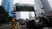 Meski naik, antusias pengguna jalan tol tetap sama, tak ada perubahan yang berarti. Macet pun tetap menghantui. Sejumlah kendaraan antre memasuki Gerbang Tol Kuningan I, Jumat (31/1/2020).