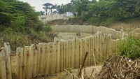 Balai Besar Wilayah Sungai (BBWS) Citarum menyatakan pemasangan dinding turap ditengah sungai Cibeet oleh oknum pengusaha Kabupaten Bekasi tersebut tidak memiliki izin dan dapat mempersempit bentuk sungai serta menyebabkan banjir.