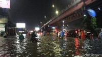 Ketinggian air bervariasi, mulai 15-30 cm. Hingga pukul 20.00 WIB, halaman ruang rawat inap masih tergenang air.