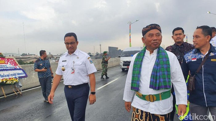 Wali Kota Bekasi Rahmat Effendi dan Gubernur DKI Anies Baswedan