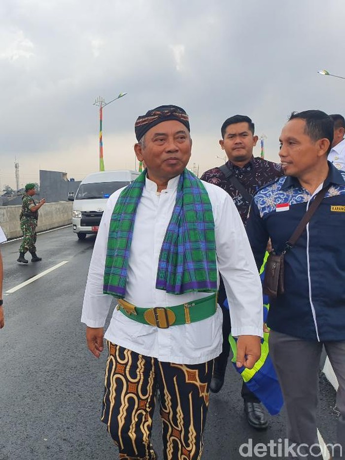 Wali Kota Bekasi Rahmat Effendi dan Gubernur DKI Anies Baswedan