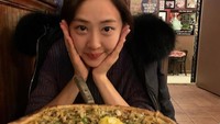 Wanita kelahiran 6 Mei 1993 ini punya wajah yang selalu tampil ceria. Senyum manis selalu menghias wajah Dasom, termasuk ketika ia siap menikmati seloyang pizza. Foto: instagram @som0506