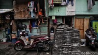 Guna mengantisipasi meluapnya air di musim hujan, petugas SDA bahu-membahu membersihkan lumpur yang mengendap di selokan yang menjadi salah satu faktor penyebab banjir.