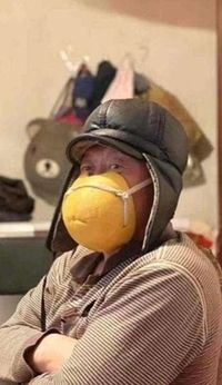 Cegah Virus Corona, Orang Pakai Helm Botol, Sawi dan Kulit Jeruk
