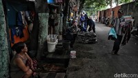 Kegiatan bersih-bersih lumpur di selokan itu dilakukan petugas setiap hari.