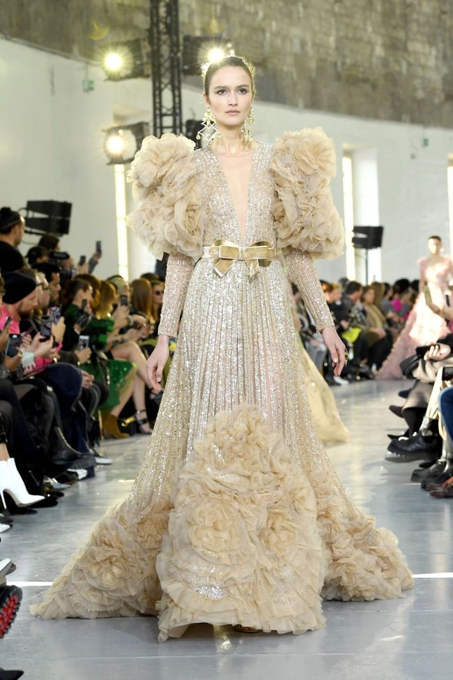 Desainer Elie Saab menampilkan koleksi gaun pengantin di Paris Fashion Week Couture Spring 2020, Prancis. [Photo by Pascal Le Segretain/Getty Images].