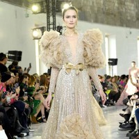 Desainer Elie Saab menampilkan koleksi gaun pengantin di Paris Fashion Week Couture Spring 2020, Prancis. [Photo by Pascal Le Segretain/Getty Images].